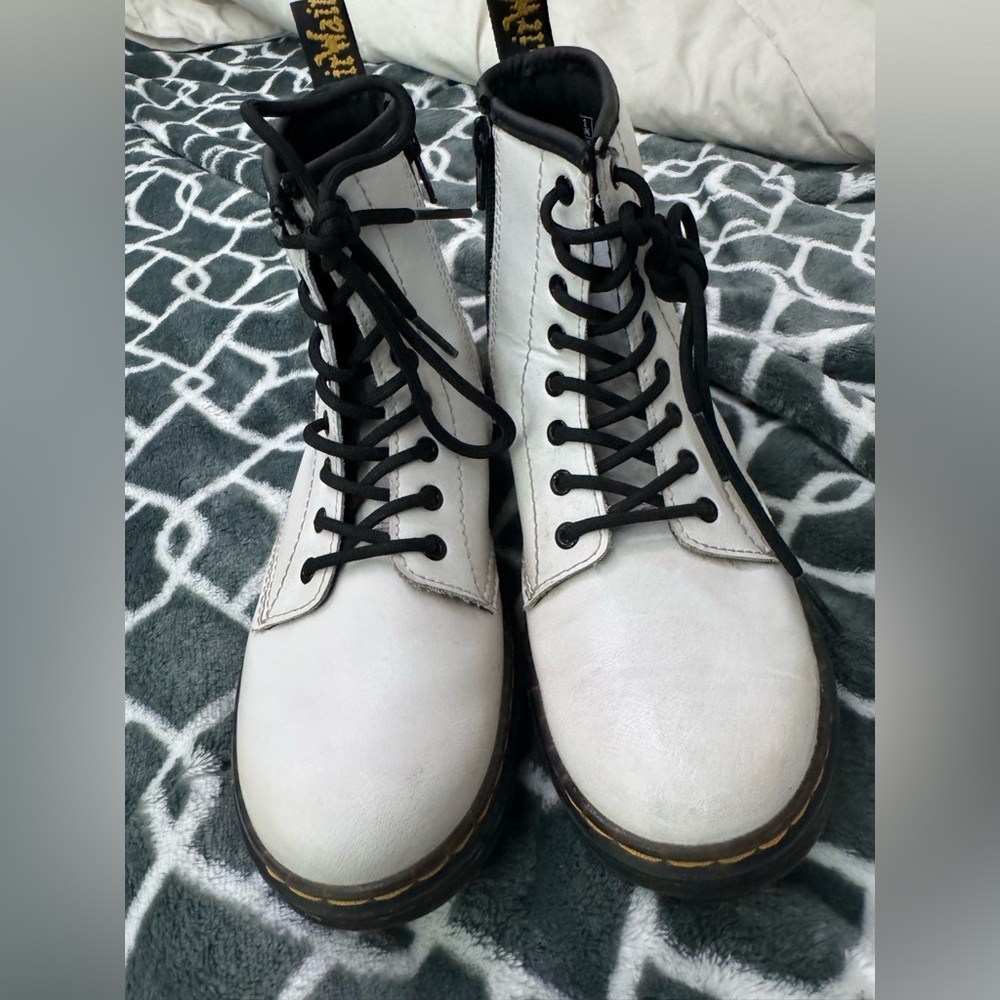 Dr martens boots.  Size 3 !!!  Hard to find size ! - Picture 4 of 9